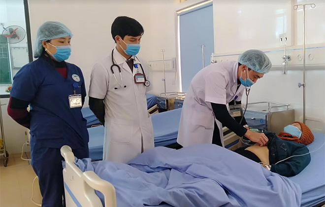 Bệnh nhân được theo dõi tích cực tại Khoa Hồi sức cấp cứu, Trung tâm Y tế huyện Yên Bình.