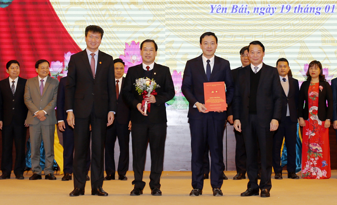 Secretary of the Yen Bai Party Committee Do Duy Duc and Chairman of the provincial People’s Committee Tran Huy Tuan present an award to Yen Binh district for its outstanding performance in implementing the Action Programme 190.