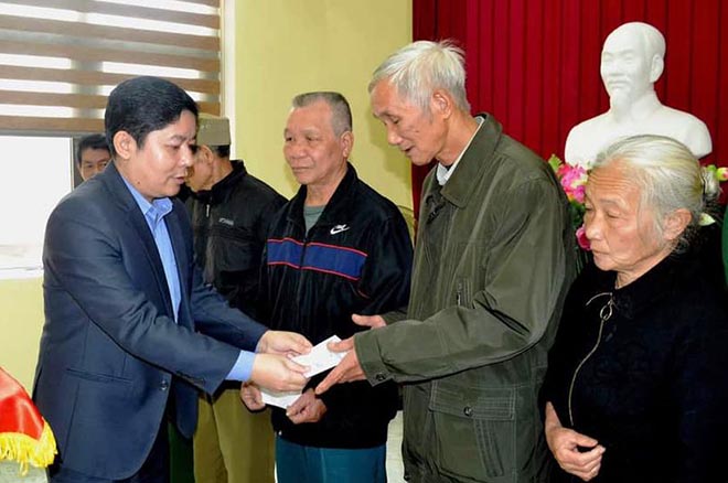 Acting Chairperson of Yen Bai city’s People’s Committee Nguyen Ngoc Truc presents Tet gifts to policy beneficiaries.