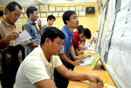 Cử tri phường Nguyễn Thái Học, thành phố Yên Bái lựa chọn người ứng cử người trong danh sách để bầu vào Hội đồng nhân dân tỉnh khóa XVIII (ảnh tư liệu)