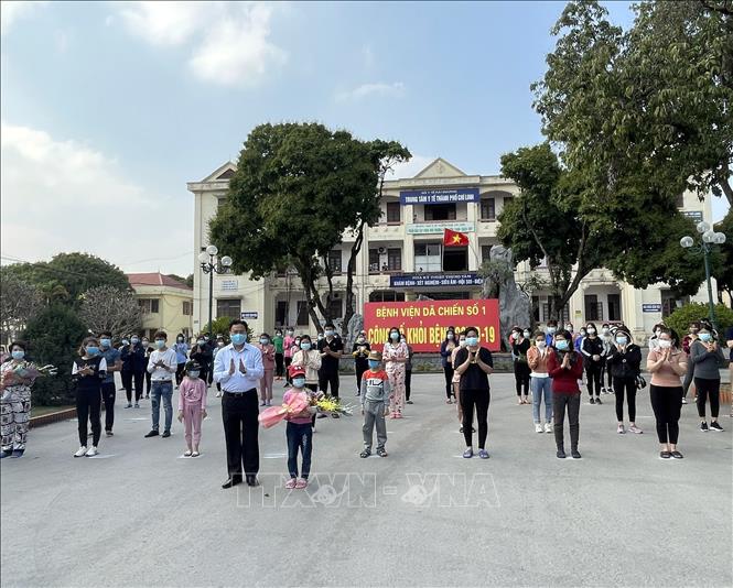 Lãnh đạo thành phố Chí Linh, Hải Dương tặng hoa, chúc mừng các bệnh nhân đã khỏi bệnh tại Bệnh viện Dã chiến số 1, chiều 21/2/2021.