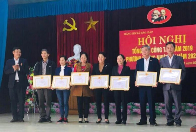 Bí thư Chi bộ Bùi Thị Hoa (thứ 4 từ trái sang) được Đảng ủy xã Báo Đáp khen thưởng vì có thành tích xuất sắc trong thực hiện nhiệm vụ.