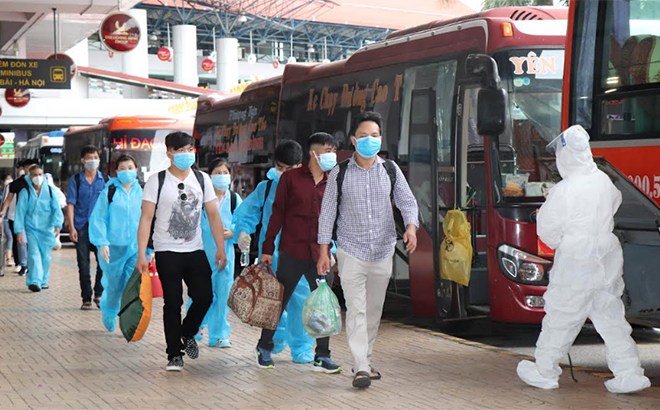 Nearly 900 Yen Bai residents in COVID-19-hit localities return home after two special repatriations thanks to local humane policy.