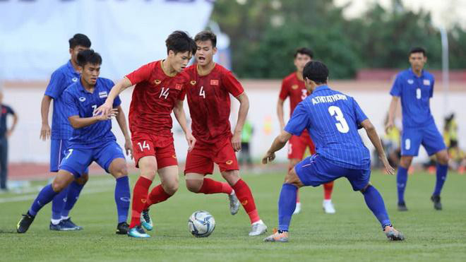 U23 Việt Nam (áo đỏ) từng loại U23 Thái Lan tại vòng bảng trước khi vô địch SEA Games 30.