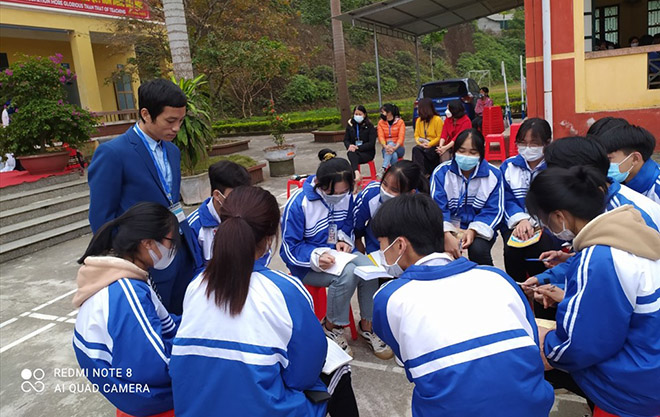 Thầy giáo Lê Văn Cường hăng say truyền tải những kiến thức mới đến các em học sinh tại trường.