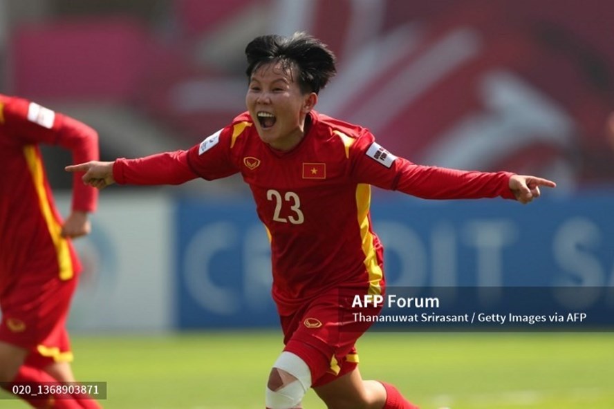 Bích Thùy giúp tuyển nữ Việt Nam vươn lên dẫn 2-1. Ảnh: AFP

