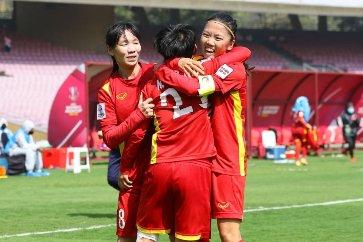 World Cup ĐT nữ Việt Nam: Hình ảnh những cô gái Việt Nam trong chiếc áo đấu màu đỏ đầy tự hào và niềm vui sẽ khiến bạn muốn thưởng thức trọn vẹn các trận đấu của World Cup ĐT nữ Việt Nam.
