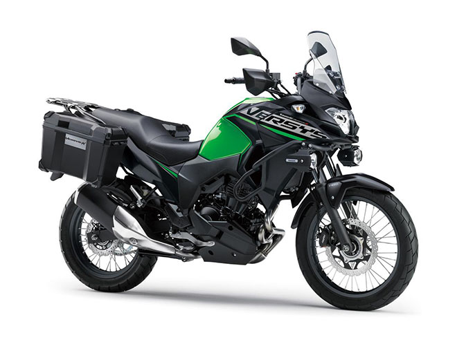 Mới đây, Kawasaki đã chính thức trình làng Versys X250 Tourer 2022 tại nước mẹ Nhật Bản. Đây là bản cập nhật màu sắc mới của mẫu xe đường trường này với các tùy chọn gồm Metallic Ocean Blue / Pearl Robotic White và Candy Lime Green / Metallic Flat Spark Black.