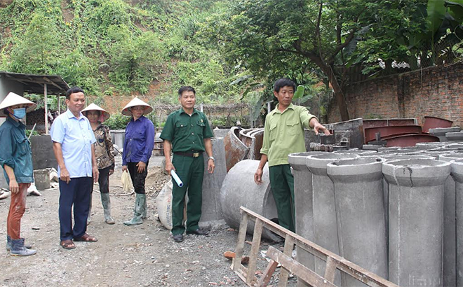 Cơ sở sản xuất kinh doanh vật liệu xây dựng của CCB Nguyễn Văn Khát (người thứ nhất, bên phải), thôn 4, xã Đào Thịnh, huyện Trấn Yên cho thu nhập từ 500 - 700 triệu đồng/năm.