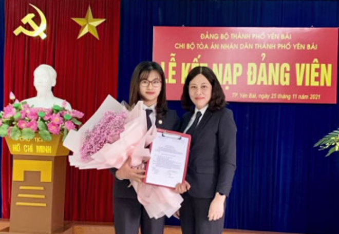 Bí thư Chi bộ, Chánh án Tòa án nhân dân thành phố Yên Bái trao Quyết định kết nạp đảng viên. (Ảnh yenbai.toaan)