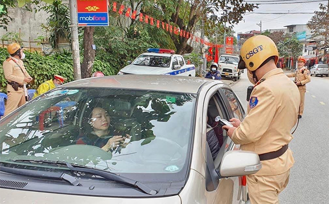 Cảnh sát giao thông tăng cường kiểm tra nồng độ cồn người điều khiển phương tiện trong dịp nghỉ tết Nguyên đán Nhâm Dần.