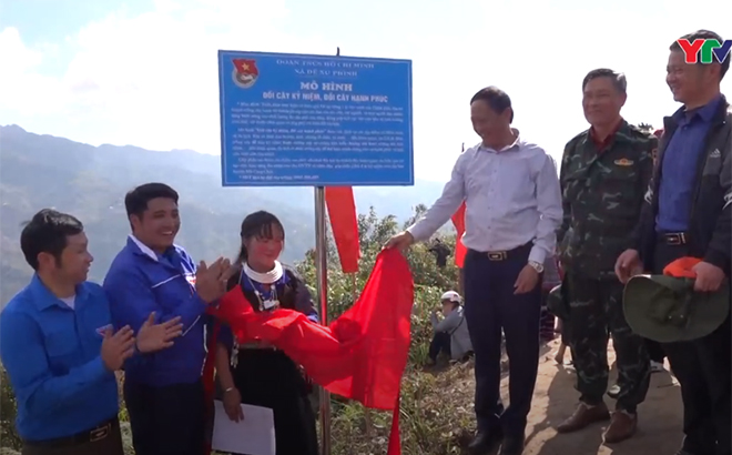 Lãnh đạo huyện Mù Cang Chải chụp ảnh lưu niệm cùng các cặp vợ chồng được trao Giấy chứng nhận đăng ký kết hôn tại buổi ra mắt mô hình “Đồi cây kỷ niệm, đồi cây hạnh phúc”.