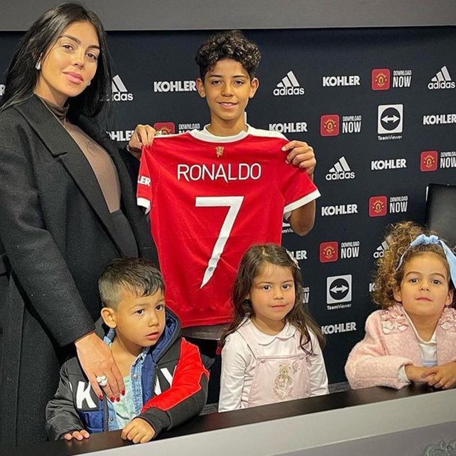 Ronaldo, con trai, MU, áo số 7: Bộ ba hoàn hảo: Ronaldo, con trai và áo số 7 của Manchester United. Hãy cùng xem những bức ảnh của họ và khám phá sự ăn ý và tình cảm giữa bố và con.