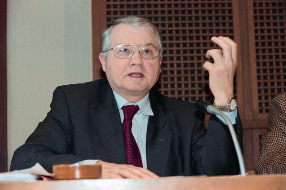 Ông Luc Montagnier, người đồng phát hiện ra virus HIV gây bệnh AIDS, tổ chức một cuộc họp báo tại Paris, Pháp vào ngày 12-2-1997.