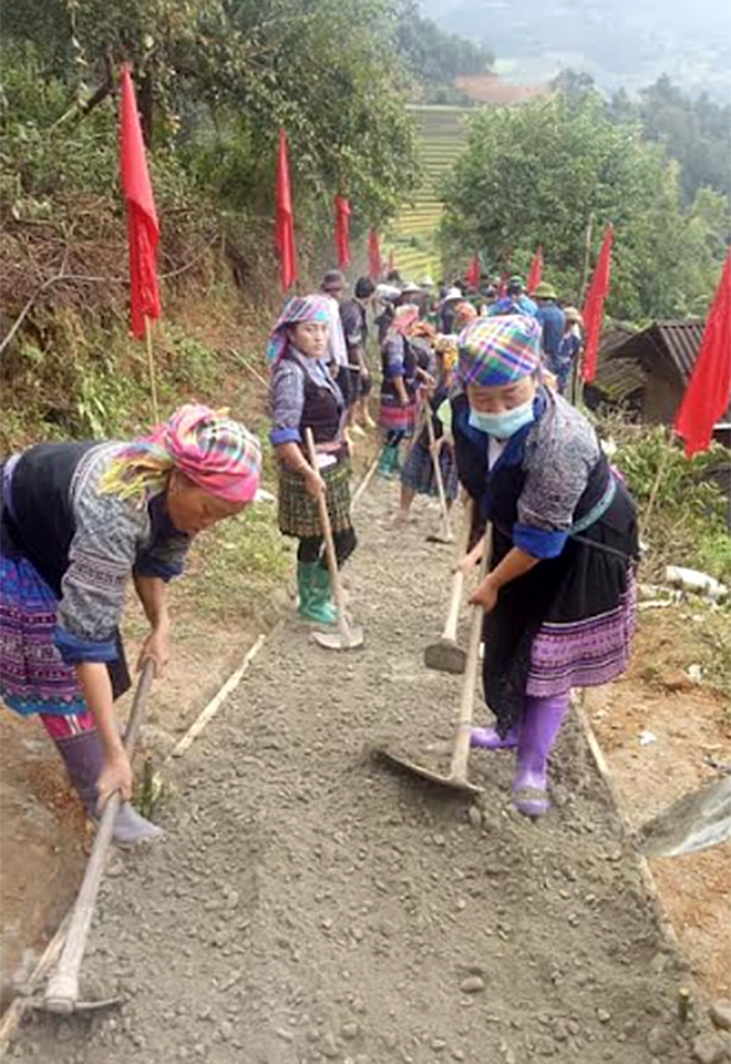 Người dân huyện Mù Cang Chải tích cực tham gia làm đường giao thông nông thôn.