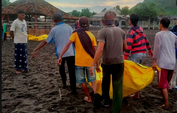 Lực lượng cứu hộ đưa thi thể người bị đuối nước lên bờ. (Nguồn: The Jakarta Post)