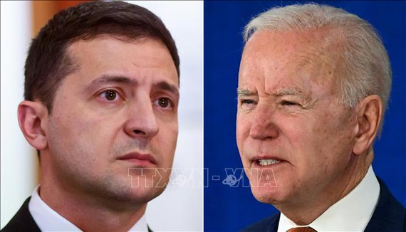 Tổng thống Mỹ Joe Biden (phải) có cuộc điện đàm với người đồng cấp Ukraine Volodymyr Zelensky.