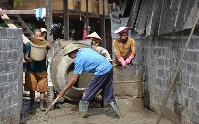 Nhân dân xã Nghĩa Lợi, thị xã Nghĩa Lộ tham gia làm đường giao thông nông thôn.