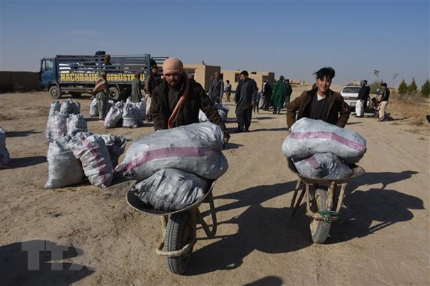 Người dân nhận hàng cứu trợ tại tỉnh Balkh, Afghanistan.