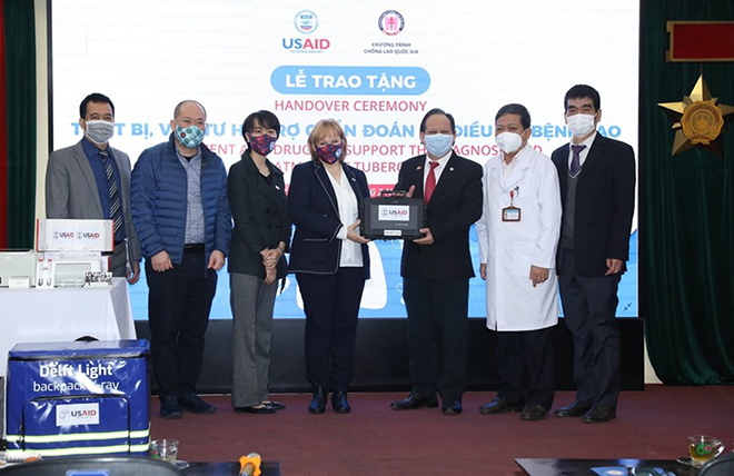 Giám đốc USAID Việt Nam Ann Marie Yastishock và Giám đốc Bệnh viện Phổi Trung ương, PGS. Tiến sĩ Nguyễn Viết Nhung, tham dự buổi lễ trao tặng ngày 16.2.