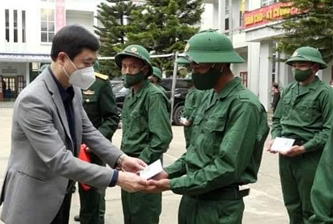 Đồng chí Nguyễn Minh Tuấn – Trưởng Ban Tuyên giáo Tỉnh ủy tặng quà động viên tân binh lên đường nhập ngũ.