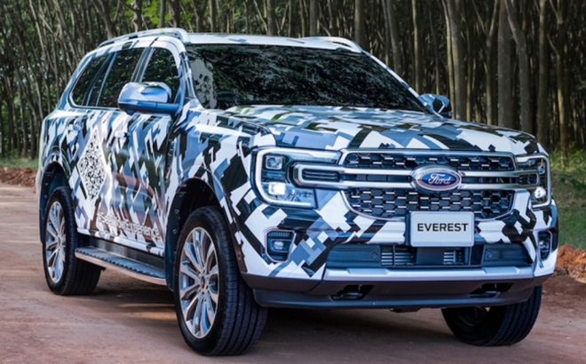 Ford Everest 2022 với lớp ngụy trang mới.