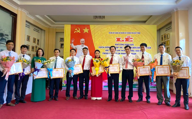 Lãnh đạo Đảng ủy Khối cơ quan và doanh nghiệp tỉnh trao giấy khen cho các chi, đảng bộ có nhiều thành tích trong học tập và làm theo tư tưởng, đạo đức, phong cách Hồ Chí Minh, giai đoạn 2016 - 2021.