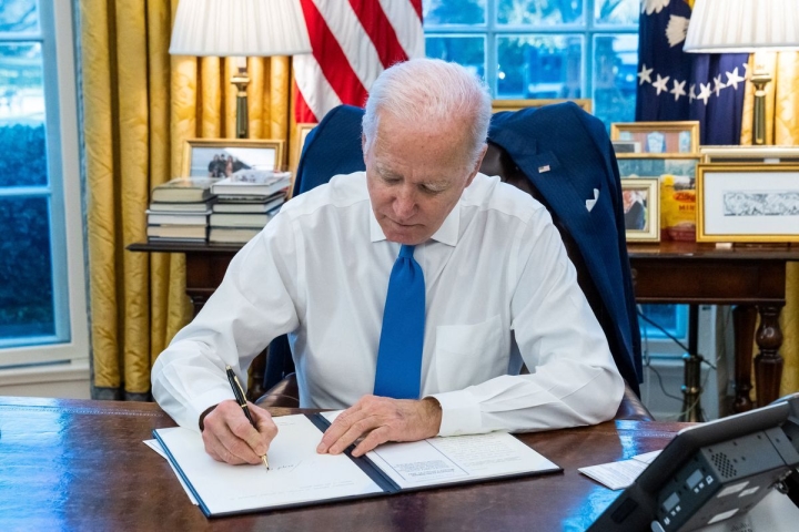 Tổng thống Mỹ Joe Biden ký sắc lệnh cấm vận thương mại và đầu tư giữa các cá nhân Mỹ đối với hai khu vực ly khai ở miền đông Ukraine vừa được Nga công nhận độc lập ngày 21/2.