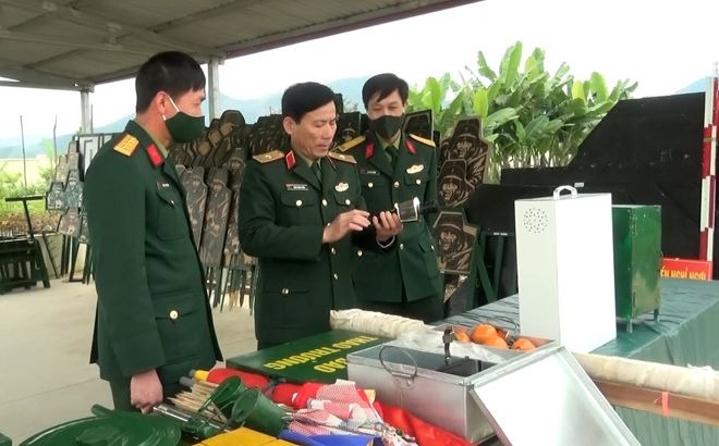 Thiếu tướng Đinh Mạnh Phác - Phó Tư lệnh Quân khu 2 kiểm tra công tác chuẩn bị cho huấn luyện tại Ban CHQS thị xã Nghĩa Lộ.