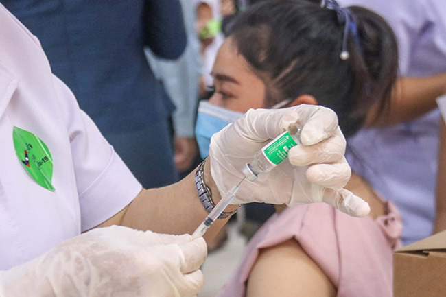 Lào nâng mục tiêu tiêm chủng vaccine ngừa COVID-19 cho 93% dân số đến cuối năm 2022.