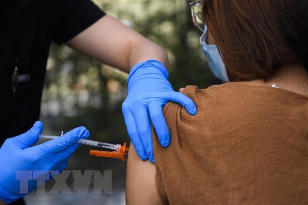 Tiêm vaccine phòng COVID-19 cho người dân tại Los Angeles, California (Mỹ) ngày 14/5/2021.