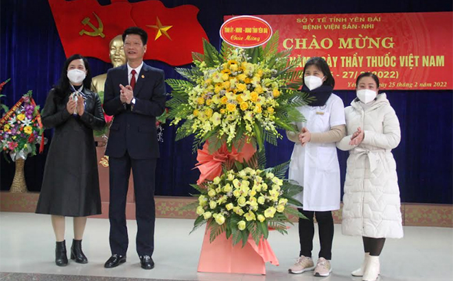 Đồng chí Nguyễn Thế Phước-Phó Chủ tịch Thường trực UBND tỉnh tặng hoa chúc mừng cán bộ, y bác sỹ Bệnh viện Sản-Nhi tỉnh.