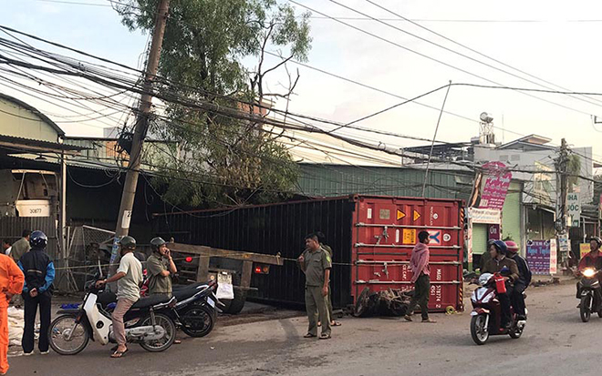 Ảnh minh họa: Hiện trường vụ va chạm giữa xe đầu kéo và xe máy làm ba người thương vong tại thị xã Tân Uyên, tỉnh Bình Dương.