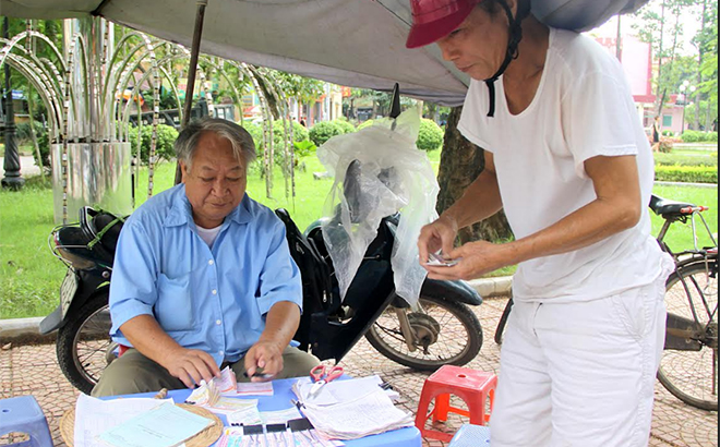 Một đại lý bán vé xổ số của Công ty TNHH Nhà nước Một thành viên Xổ số kiến thiết Yên Bái tại phường Hồng Hà, thành phố Yên Bái. (ảnh minh họa).