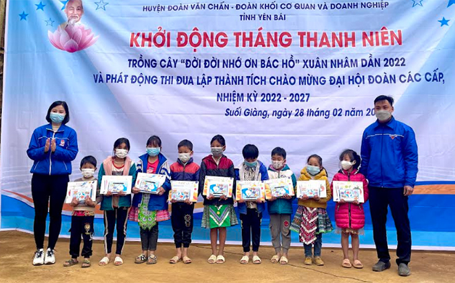 Đoàn Khối CQ&DN tỉnh hỗ trợ 10 suất quà cho học sinh có hoàn cảnh khó khăn.