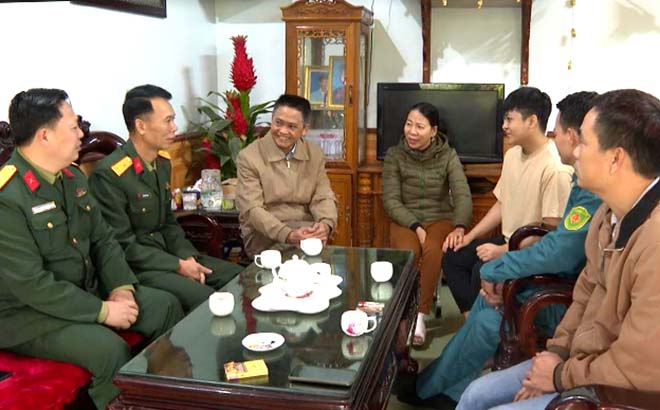 Officials from the Military Command, Party Committee, and administration of Tran Yen district congratulate the families whose members join the armed forces.