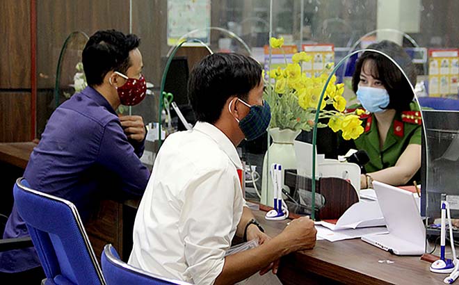 Cán bộ công an tại Trung tâm Phục vụ hành chính công tỉnh Yên Bái giải quyết các thủ tục hành chính cho người dân.