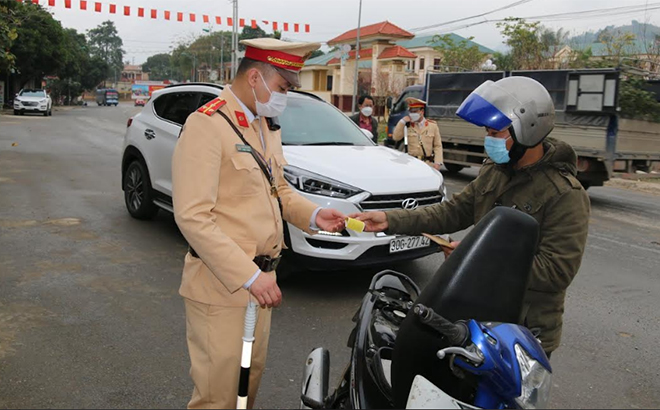 Đội CSGT đường bộ số 2, Phòng CSGT, Công an tỉnh kiểm tra giấy tờ người điều khiển phương tiện.