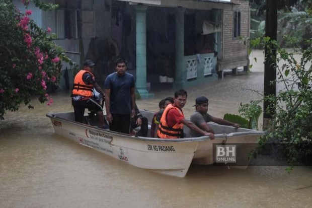 Lực lượng cứu hộ đưa người dân đi sơ tán. (Nguồn: BERNAMA)