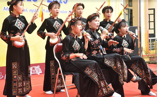 Học sinh Trường TH&THCS xã Mường Lai biểu diễn hát khắp, cọi trong Lễ khai giảng năm học mới.