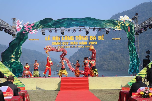 Các tiết mục ca nhạc đặc sắc được biểu diễn ở lễ hội.