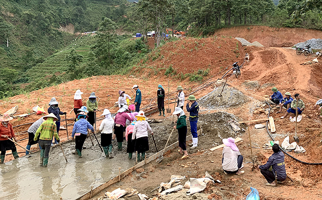 Nhân dân thôn Lừu 2, xã Hát Lừu, huyện Trạm Tấu tham gia bê tông hóa tuyến đường vào thôn.