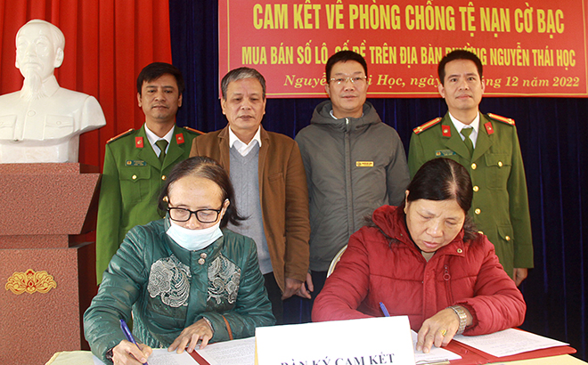 Các đại lý bán vé xổ số kiến thiết tại phường Nguyễn Thái Học, thành phố Yên Bái ký cam kết hợp đồng không vi phạm trước sự chứng kiến của chính quyền và các cơ quan chức năng.