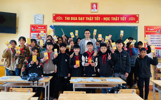 Thầy giáo mừng tuổi đầu năm cho học sinh trong buổi học đầu tiên tại Trường Phổ thông Dân tộc bán trú THCS Lang Thíp, huyện Văn Yên.