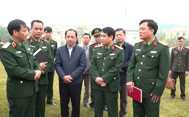 Đoàn công tác kiểm tra thực tế tại sân vận động huyện Trấn Yên, địa điểm diễn ra Lễ giao nhận quân