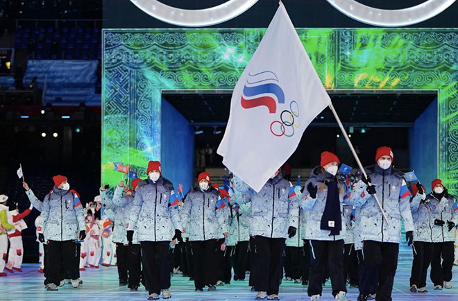 Vận động viên Nga mang cờ của Ủy ban Olympic Nga thay cho quốc kỳ khi tham dự Olympic Mùa Đông ở Bắc Kinh vào tháng 2/2021.