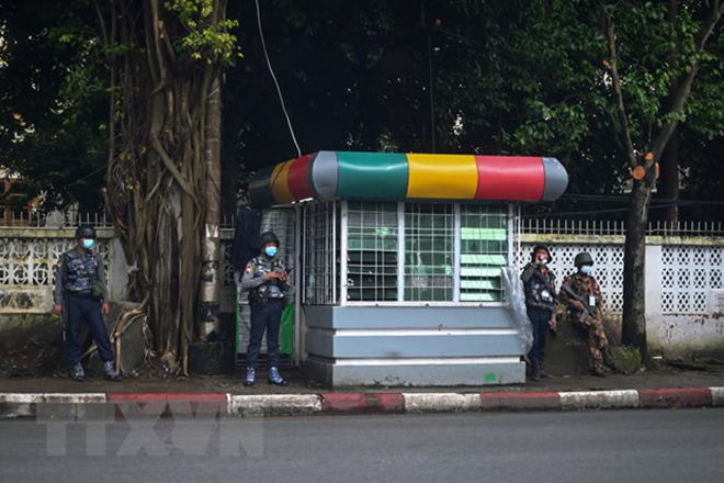 Lực lượng an ninh gác trên đường phố tại Yangon, Myanmar.