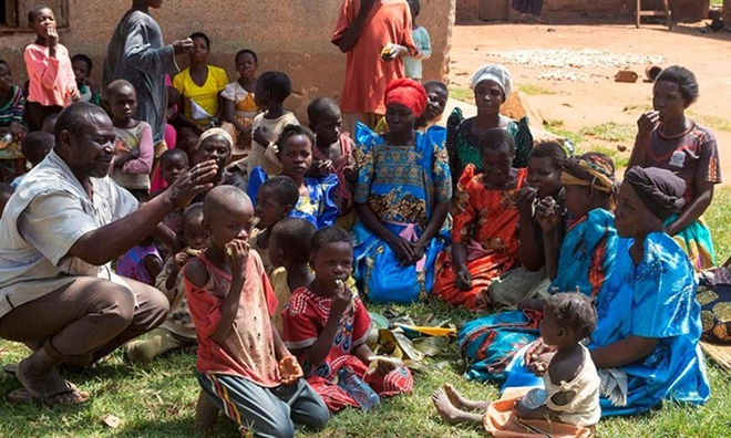 Musa Hasahya Kasera (trái) cùng các thành viên trong gia đình của ông ở làng Bugisa, quận Butaleja, Uganda, hôm 17/1.