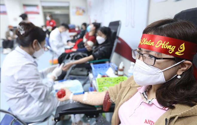 Tình nguyện viên tham gia hiến máu tại Lễ hội Xuân hồng 2022. Ảnh minh họa