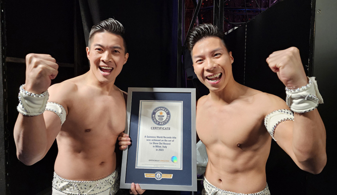 Quốc Cơ (trái) - Quốc Nghiệp nhận bằng kỷ lục của Tổ chức Guinness World Records.